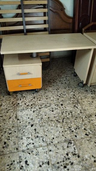 Escritorio infantil beige y naranja