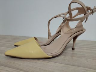 Zapatos tacón fino, destalonado y cierre pulsera. 