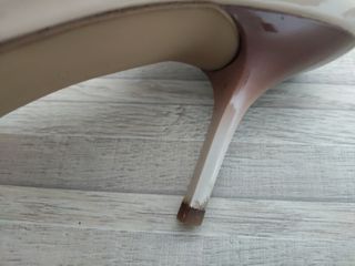 Zapatos tacón fino, destalonado y cierre pulsera. 
