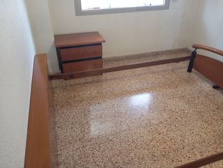 Cama madera 135x190 + 2 mesitas