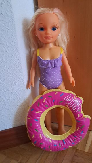 Muñeca Nancy con flotador donut