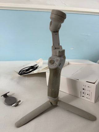 DJI Osmo Mobile 4 - Stabilizzatore Smartphone