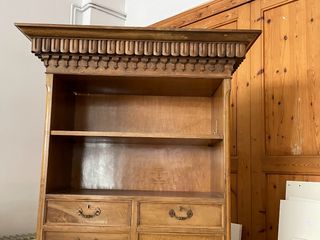 Mobili antichi in legno con cassetti e ripiani