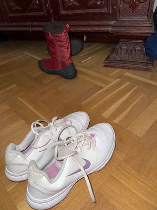 Zapatillas Nike blancas y rosas