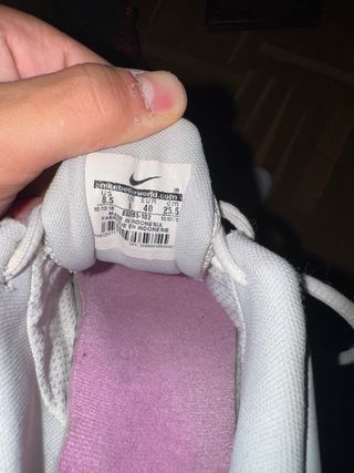 Zapatillas Nike blancas y rosas