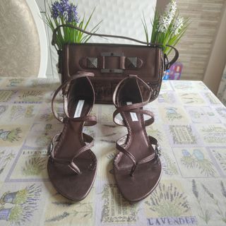 Bolso y zapatos marrones oro viejo