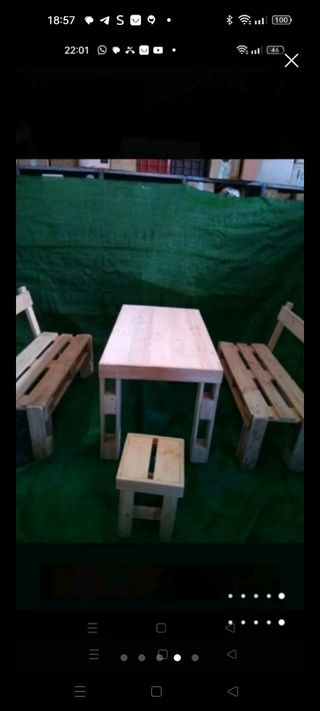 Mesa con bancos de madera reciclada