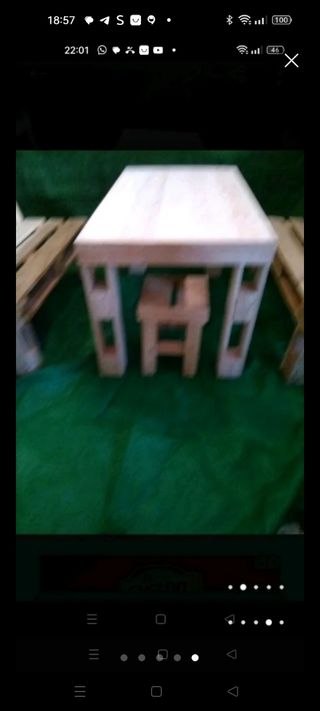 Mesa con bancos de madera reciclada