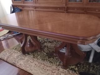 Mesa de comedor de madera
