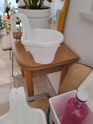 4 Maceteros plásticos blancos a 5€ cada uno .