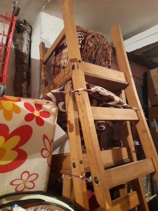 Mesa con 4 sillas de madera