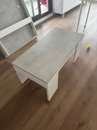 Mesa centro elevable gris y blanca