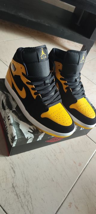 Zapatillas Jordan 1 Mid SE - Negras y Amarillas