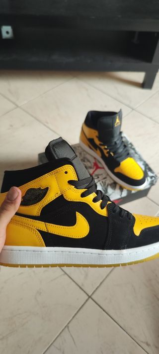 Zapatillas Jordan 1 Mid SE - Negras y Amarillas