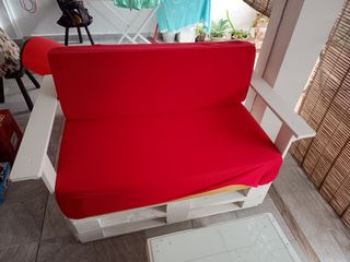 Sofás palets blanco y rojo