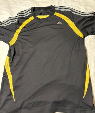 Camiseta Adidas negra y amarilla