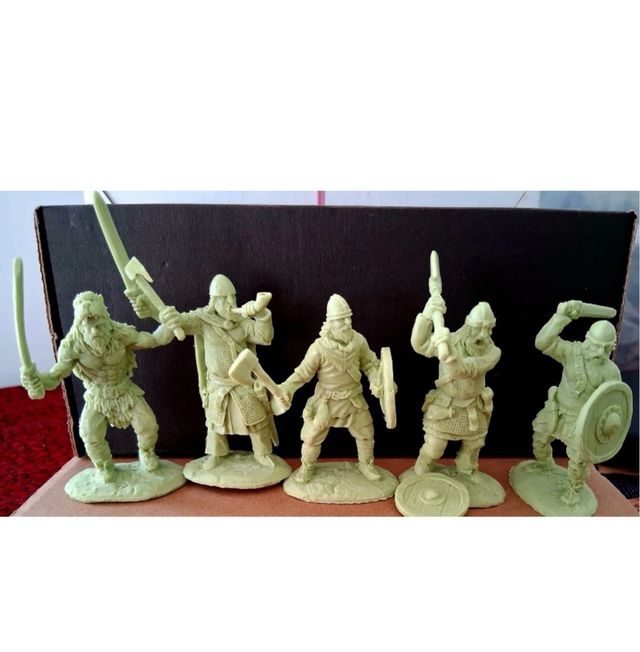 SOLDATINI WARHANSA VICHINGHI. 5 FIGURE. PLASTICA
