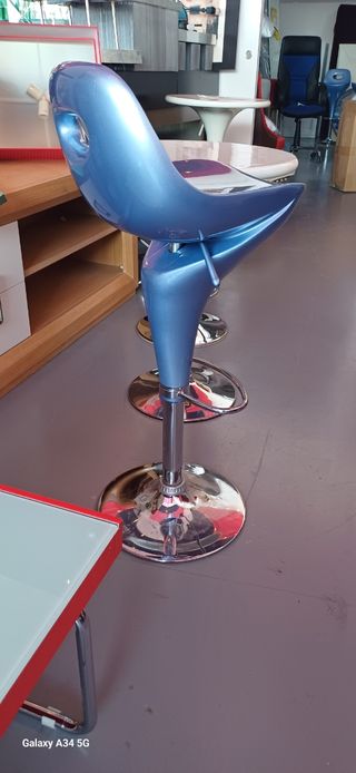 Taburete azul moderno