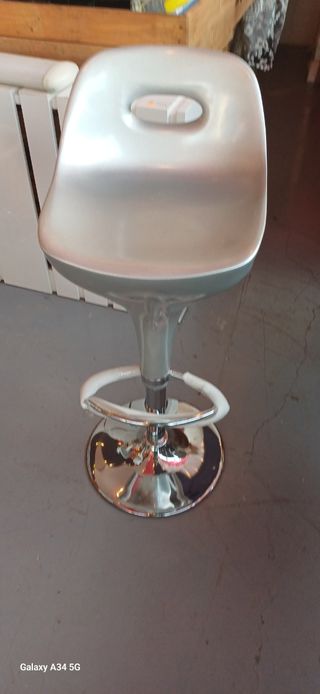 Taburete azul moderno