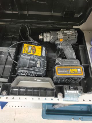Taladro percutor Dewalt 18V