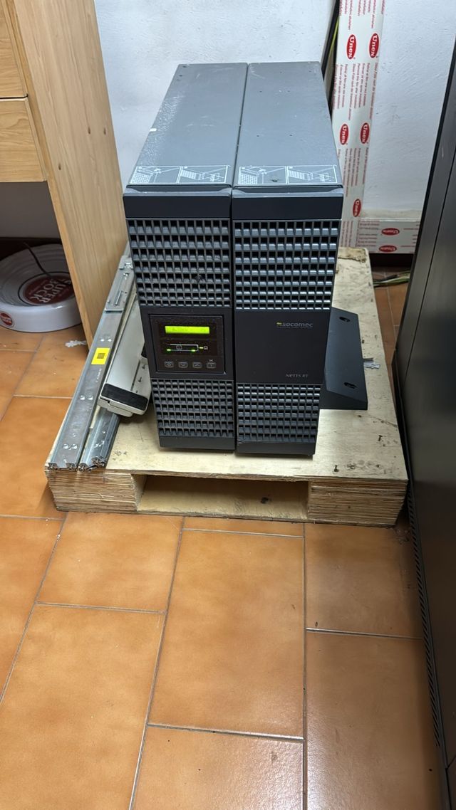 SAI Socomec - 2x baterías