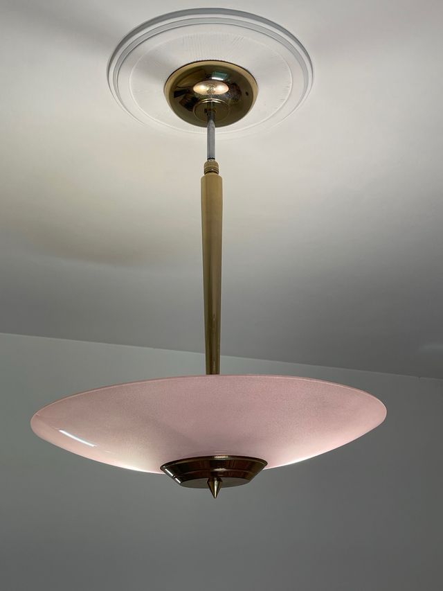 Lampadario vintage in vetro satinato rosa e ottone