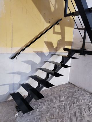 Escalera metalica recta negra