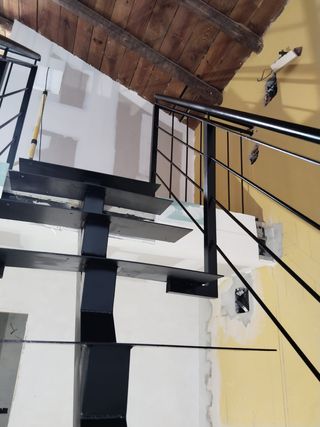 Escalera metalica recta negra