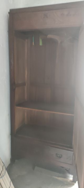 Armadi antichi in legno massello