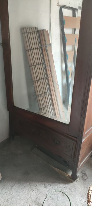 Armadi antichi in legno massello