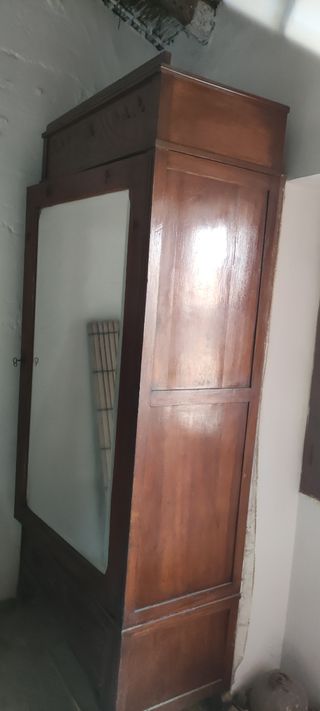 Armadi antichi in legno massello