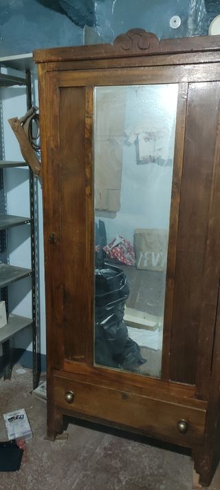 Armadi antichi in legno massello