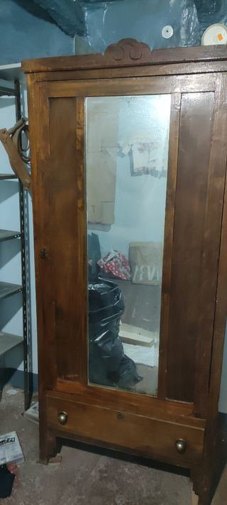 Armadi antichi in legno massello