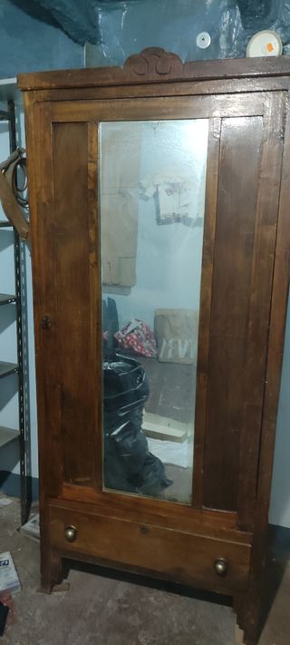 Armadi antichi in legno massello