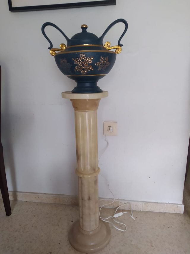 Jarra y pedestal de alabastro