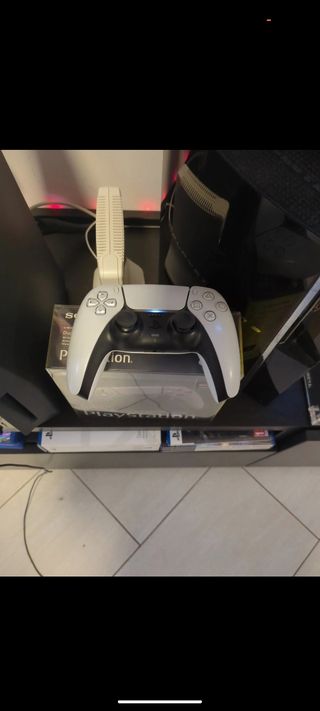 PS5 con 3 giochi 2 controller di cui uno nuovo!