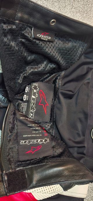 Mono Alpinestar, guantes y botas