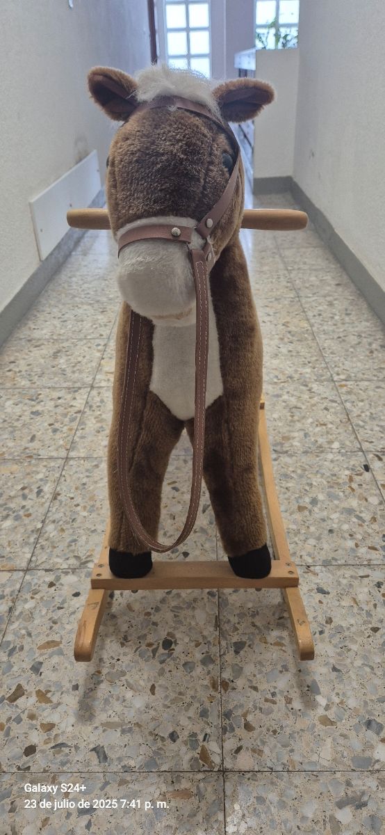 Caballo balancín de madera