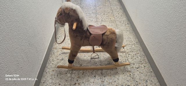 Caballo balancín de madera