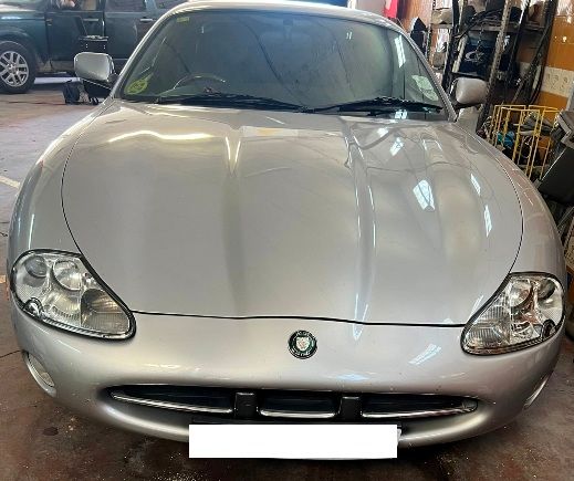 Jaguar XK8 coupe CON VOLANTE A LA DERECHA mimado