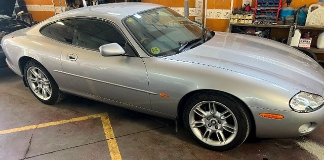 Jaguar XK8 coupe CON VOLANTE A LA DERECHA mimado