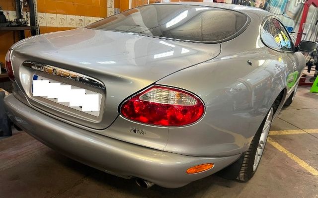 Jaguar XK8 coupe CON VOLANTE A LA DERECHA mimado