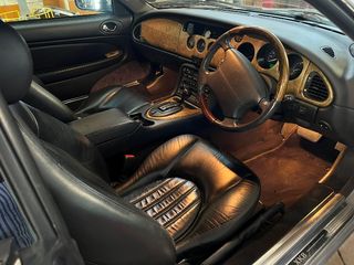Jaguar XK8 coupe CON VOLANTE A LA DERECHA mimado