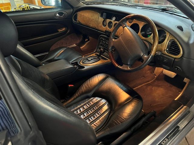 Jaguar XK8 coupe CON VOLANTE A LA DERECHA mimado