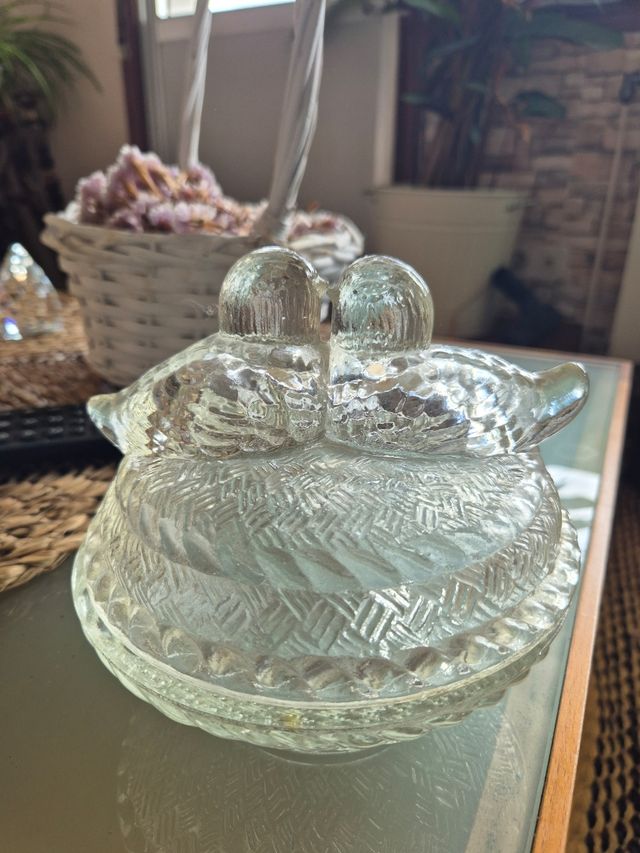 Ciotola antica con coperchio