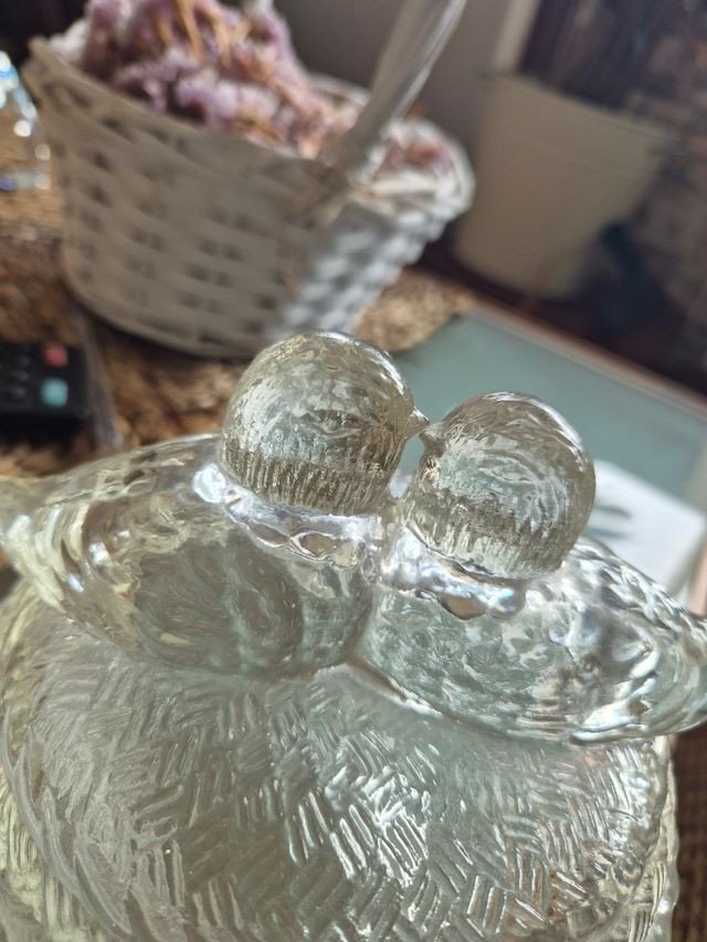 Ciotola antica con coperchio