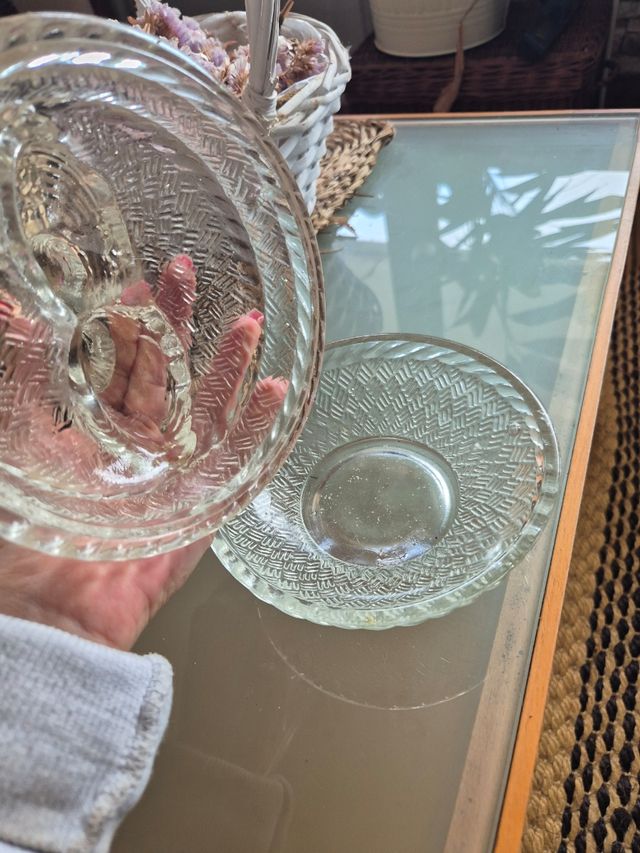 Ciotola antica con coperchio