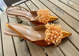 Zapatos fiesta tacón dorados con perlas