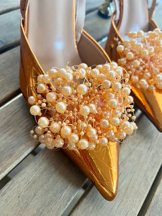 Zapatos fiesta tacón dorados con perlas