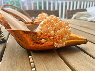 Zapatos fiesta tacón dorados con perlas